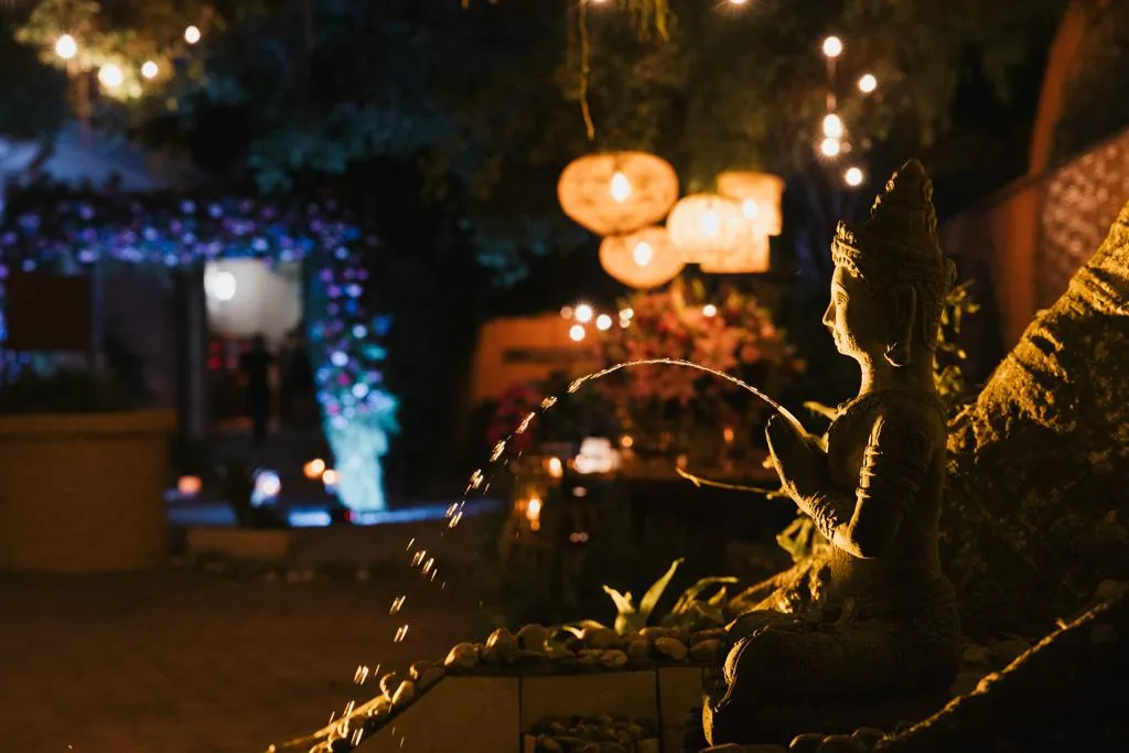 Jardim aceso à noite com lanternas e luzes