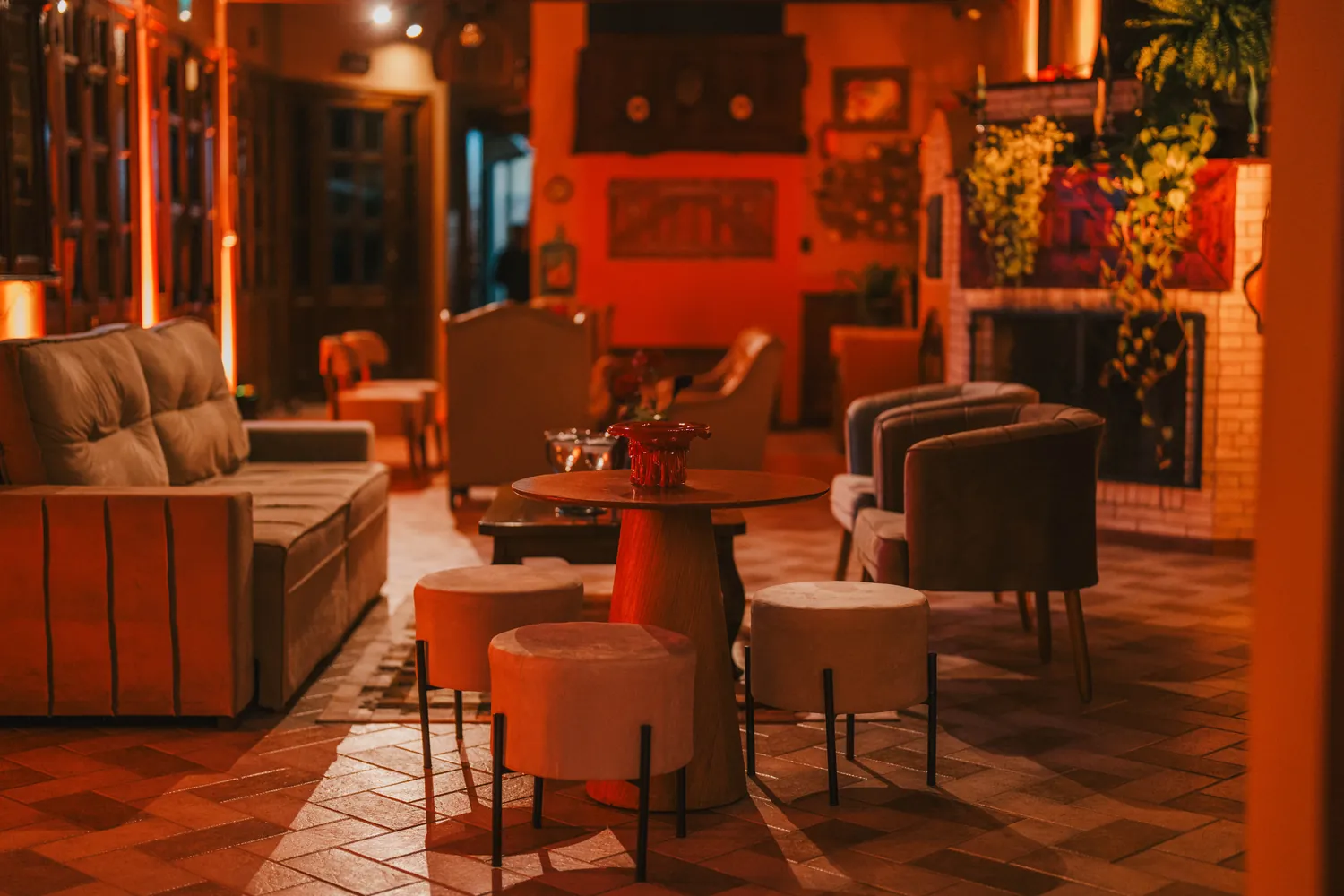 Sala de estar iluminada com sofás e poltronas